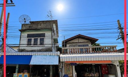 ขายที่ดิน - ขายที่ดินพร้อมสิ่งปลูกสร้าง ทำเลค้าขาย เป็นบ้าน 3 หลัง เมืองสมุทรปราการ ติดถนนหลัก รับรายได้ทันทีจากค่าเช่า