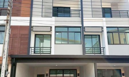 ขายทาวน์เฮาส์ - ทาวน์โฮม 3 ชั้น ซิกเนเจอร์ วัชรพล 2 ใกล้ตลาดถนอมมิตรเพียง 50 เมตร