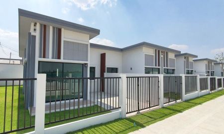 ขายทาวน์เฮาส์ - GRAND TOWN 3 บ่อวิน ศรีราชา ทาวน์โฮมสไตล์โมเดิร์น พร้อมสระว่ายน้ำ ฟิตเนส และสวนส่วนกลาง 2 ห้องนอน
