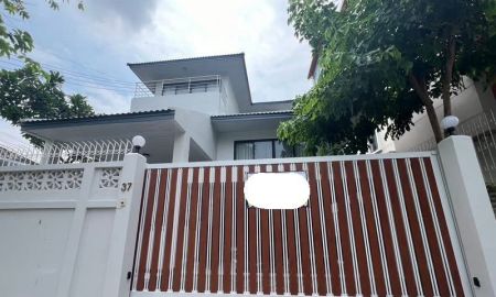 ให้เช่าบ้าน - ให้เช่าบ้านเดี่ยว 2 ชั้น ใจกลางสาทร เนื้อที่ 63 ตร.ว. 4 ห้องนอน 5 ห้องน้ำ ซอยนราธิวาสราชนครินทร์ 15 แยก 6 ถนนนราธิวาสราชนครินทร์