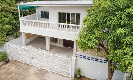 ให้เช่าบ้าน - บ้านเดี่ยว 2 ชั้น 4 ห้องนอน 2 ห้องน้ำ พื้นที่ 45 ตร.ว. ใช้สอย 180 ตร.ม. พร้อมแอร์ 4 เครื่อง ที่จอดรถ 2 คัน ทำเลวงแหวน สะพานสูง รามคำแหง