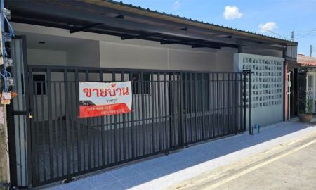 ขายทาวน์เฮาส์ - หมู่บ้านสุขใจวิลล่า 1 เมืองชลบุรี ทาวน์เฮ้าส์รีโนเวทใหม่ทั้งหลัง หน้ากว้าง 9 เมตร 30 ตารางวา 3 ห้องนอน ใกล้โรบินสันชลบุรี