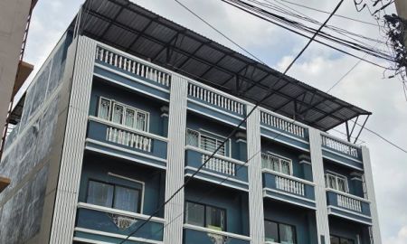 ขายอาคารพาณิชย์ / สำนักงาน - ตึกแถวหลังใหญ่ใกล้รถไฟฟ้าสถานีแยกติวานนท์ ตึก 3 ชั้น 4 คูหา มีชั้นลอยและดาดฟ้า เหมาะทำออฟฟิส หรือโฮสเทล