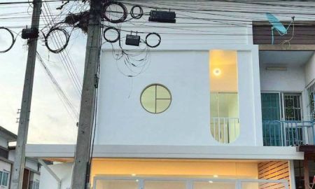 ขายทาวน์เฮาส์ - ขายทาวน์โฮม 2 ชั้น รีโนเวทใหม่ KC Cluster นิมิตใหม่ ลำลูกกา ติดถนนเมนหลังมุม เนื้อที่ 20.5 ตารางวา 3 ห้องนอน ตำบลลำลูกกา อำเภอลำลูกกา จังหวัดปทุมธานี