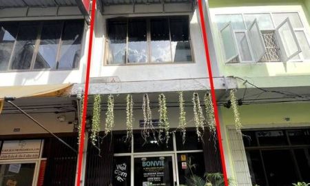 ขายทาวน์เฮาส์ - ขายอาคารพาณิชย์ 3 ชั้น ย่านสาทร พร้อมผู้เช่า ราคาขาย 4,000,000 บาท