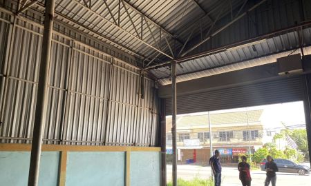 ขายอาคารพาณิชย์ / สำนักงาน - ที่ดินพร้อมอาคารชั้นเดียวติดถนน ตั้งอยู่ที่ถนนรวมห้างสรรพสินค้า โฮมโปร โลตัส โรบินสัน และแม็คโคร พร้อมบ้านพักอาศัย 2 ชั้น