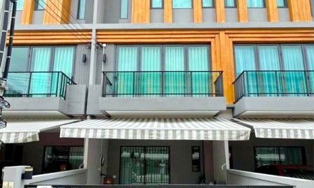 ให้เช่าทาวน์เฮาส์ - เฉลิมพระเกียรติ ร.9 87-91 พร้อมเฟอร์ฯบิวท์อินครบ ARL บ้านทับช้าง 900 ม. ให้เช่าทาวน์โฮมหรู 3 ชั้น 2นอน 4น้ำ 20ตร.ว. 240ตร.ม.
