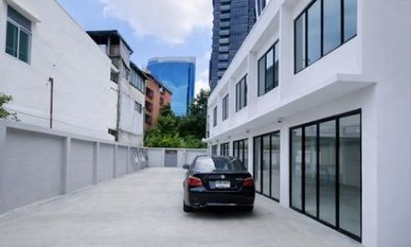 ให้เช่าอาคารพาณิชย์ / สำนักงาน - Showrooms 6คูหา โรงเรียนกรุงเทพคริสเตียน เกือบครึ่งไร่ 160ตร.วา BTSสุรศักดิ์ 199ม. 4นอน 4น้ำ จอดรถ8คัน เดอะ แบงค็อก สาทร