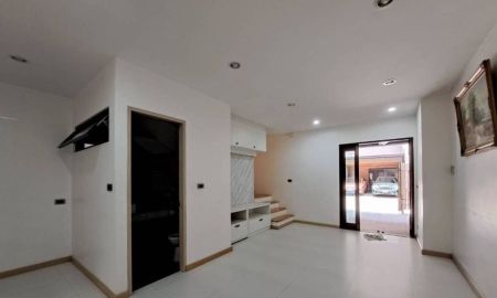 ให้เช่าทาวน์เฮาส์ - ให้เช่าบ้านใหม่ทั้งหลัง 3 ชั้น ครึ่งสไตล์ Loft Modern เพดานสูง พร้อมเฟอร์ 3 นอน 3 น้ำ บนถนนแจ้งวัฒนะ ใกล้รร. นานาชาติ ใกล้บีทีเอส สามัคคี สายชมพู
