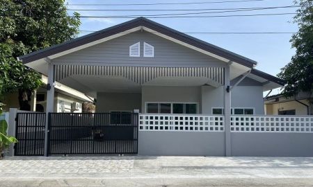 ให้เช่าบ้าน - ให้เช่าบ้านเดี่ยว ชั้นเดียว ซอยโชคชัยสี่ เข้าซอย 300 เมตร เฟอร์นิเจอร์ครบ แอร์ทั้งหลัง อยู่อาศัยเท่านั้น