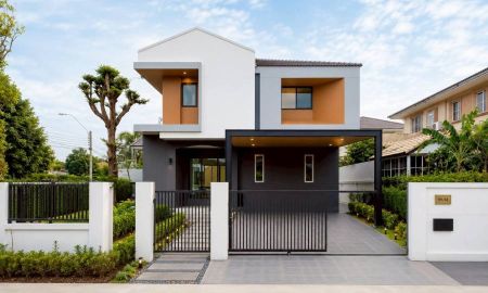 ขายบ้าน - ขายบ้านรีโนเวทใหม่ Hybrid Home โครงการ ชัยพฤกษ์ บางบัวทอง (Chaiyapruek Bangbuathong) หลังมุม จากแบรนด์ LH เนื้อที่ 117.6 ตร.ว.