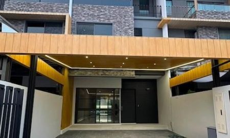 ให้เช่าทาวน์เฮาส์ - ขาย/เช่าทาวน์โฮมหรู 3 ชั้น 224 ตร.ม. ตกแต่งครบ มี Sky Hall Penthouse, Walk-in Closet, แอร์ 6 เครื่อง และรองรับ EV Charger