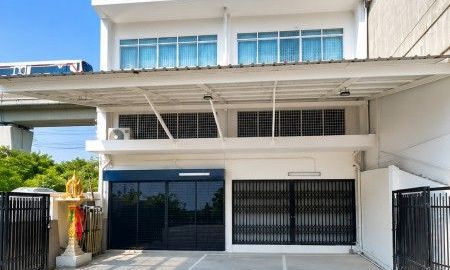 ให้เช่าทาวน์เฮาส์ - ถ.สุขุมวิท107 โฮมออฟฟิศให้เช่า 2 คูหา 3.5ชั้นใกล้ BTSแบริ่ง 850 ม. 540 ตร.ม. พร้อมชั้นลอย 3 น้ำ Makro ศรีนครินทร์ 2.81กม.