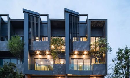 ให้เช่าบ้าน - ที่สุดแห่งความไพรเวท! ทาวน์โฮมหรู 3.5 ชั้น (บ้านใหม่) "The Eight จตุจักร-รัชดา" ดีไซน์เพดานสูง Double Volume แต่งสมาร์ทโฮมจัดเต็ม!