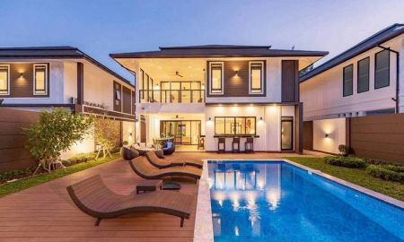 ขายบ้าน - พูลวิลล่า (Type Silver) บ้านเดี่ยวสไตล์ Modern Tropical โทนสีน้ำตาล ครีม บนทำเลศักยภาพ เดินทางสะดวก ใกล้สนามบินเพียง 9 นาที!