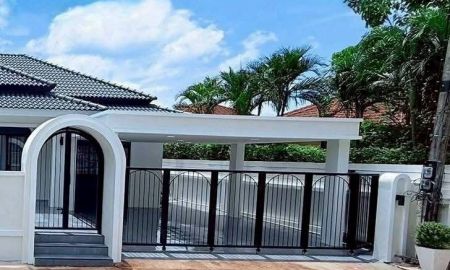 ขายบ้าน - ขายพูลวิลล่าพัทยา พร้อมอยู่ Fully built-in and furnished. Just bring your suitcase and move in! Design reflecting good taste and a perfect lifestyle.