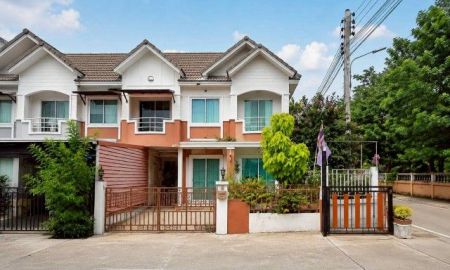 ขายทาวน์เฮาส์ - หมู่บ้านเดอะ นารียา ซอยไทรม้า ซอย 11 ถนนรัตนาธิเบศร์ นนทบุรี บ้านหลังมุมต้นโครงการ ราคาพิเศษ พร้อมพิจารณาทุกข้อเสนอ