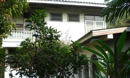 ขายที่ดิน - ขายลดราคา ที่ดิน พร้อมบ้านไม้ ถนนสาทรใต้ (ซ.เจริญราษฏร์1 แยก 3 ) โฉนด 190 ตรว. ขาย ตรว.ละ 185,000 บาท.