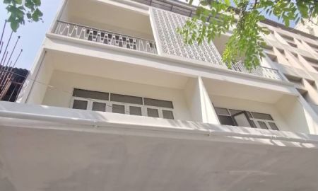 ขายอาคารพาณิชย์ / สำนักงาน - เจ้าของขายเอง ตึกติดถนนใหญ่เพชรบุรีตัดใหม่เยื้องซอยตรงข้ามเข้าทองหล่อ พื้นที่ตึก2ห้อง 3 ชั้นครึ่ง