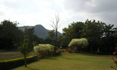 ขายที่ดิน - ขายที่ดินพร้อมบ้านสไตล์คันทรี่ เขาใหญ่ หมูสี วิวสวยเขาล้อมรอบ ตัวบ้านเป็นไม้สักทอง เฟอร์นิเจอร์ครบ เข้าจากถนนธนะรัชต์นิดเดียว