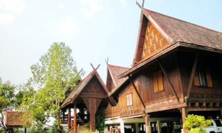 ให้เช่าบ้าน - 5นอน บ้านเรือนไทย 2 ชั้นไม้สักทอง ลำพูน-ป่าซาง ปากบ่อง 5 น้ำ ที่ดิน 1 ไร่ 199 ตร.ว. 1,000 ตร.ม. ติดแม่น้ำปิง ระดับ Luxury