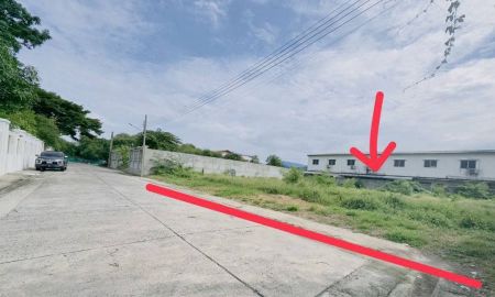 ขายที่ดิน - ขายถูก ทำเลทอง ที่ดินถมแล้ว แปลงสี่เหลี่ยมสวยมาก ในหมู่บ้านชานสมุทร ซอย 5 บนถนนศรีนครินทร์