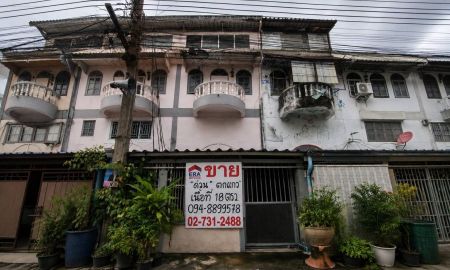 ขายอาคารพาณิชย์ / สำนักงาน - ขายด่วน! ตึกแถว 2.5 ชั้น ถนนเลียบวารี55 หมู่บ้านร่วมพัฒนาสินอนันต์ พื้นที่ 18 ตรว. ต่อเติมเต็มพื้นที่ พื้นที่ใช้สอยคุ้มค่า เหมาะทำการค้า