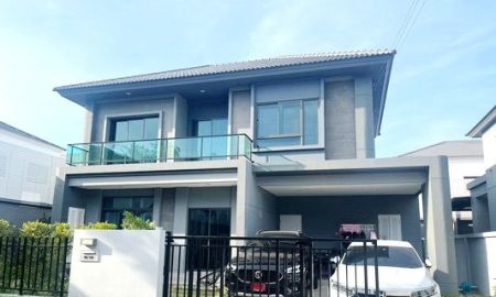 ให้เช่าบ้าน - ให้เช่า] หมู่บ้าน เวนิว พระราม 9 / 4 ห้องนอน 3 ห้องน้ำ / 61 ตรว. 230 ตรม. **70,000**