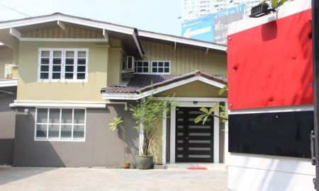 ให้เช่าบ้าน - ทำเลทองติด MRT ลาดพร้าว เพียง 20 เมตร! ให้เช่าบ้านเดี่ยว 2 ชั้น เนื้อที่ใหญ่ 151 ตร.วา ซอยลาดพร้าว 17 ตกแต่งรีโนเวทพร้อมทำออฟฟิศ