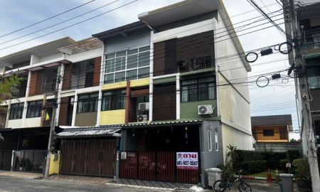 ขายทาวน์เฮาส์ - ขายทาวน์เฮ้าส์ หมู่บ้านซิกเนเจอร์ เพชรเกษม 69 เนื้อที่ 17 ตร.ว. 3 ชั้น 3 นอน 3 น้ำ หลังริม