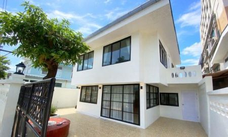 ให้เช่าบ้าน - MRT สุทธิสาร 800ม.บ้านเดี่ยวหรู 2 ชั้น 5 นอน 3 น้ำ ที่ดิน 50ตร.ว.พื้นที่ใช้สอย 250ตร.ม.วิวตึกสูง จัดเต็มเฟอร์ฯ เครื่องใช้ไฟฟ้า ทำเลห้วยขวาง